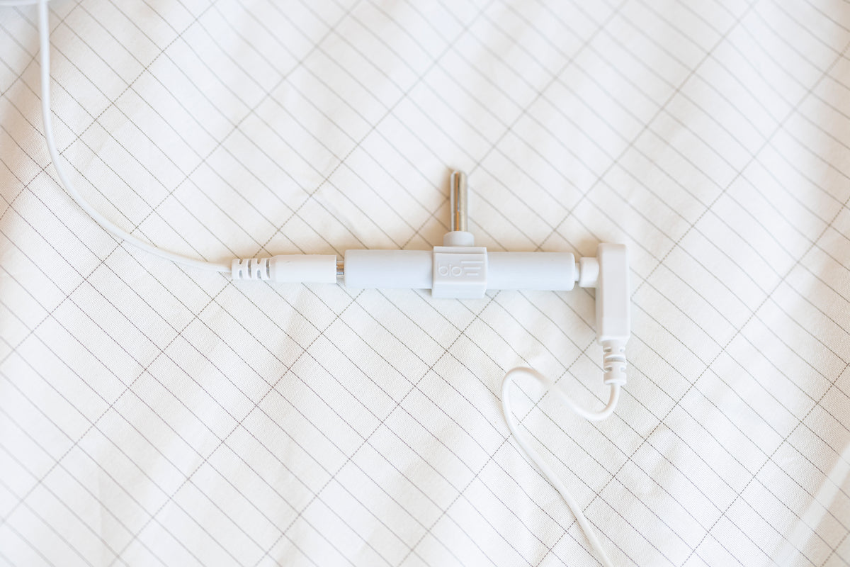 Jordingssplitter og kabel over kanten af et jordingslagen